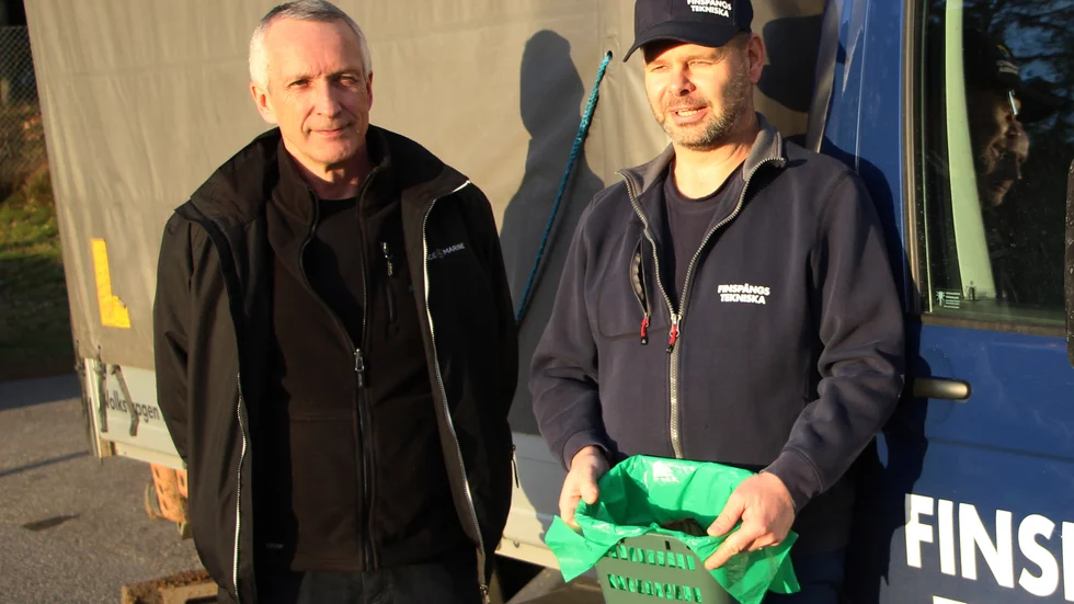 Ulf Axelsson, avfallschef på Finspång Tekniska och projektledaren Ulf Karlsson visar upp Gröna påsen, som införs i Finspång efter nyår.