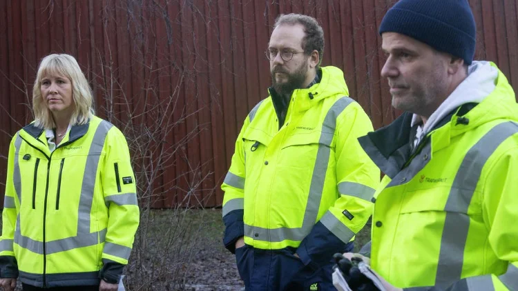 Trafikverket kallade under tisdagen till pressträff, från vänster på bilden: Louise Dahlberg, enhetschef på Trafikverket i Västerbotten, Claes Dahlgren, enhetschef underhåll väg i Umeåregionen och Peter Jonsson, presskommunikatör. 