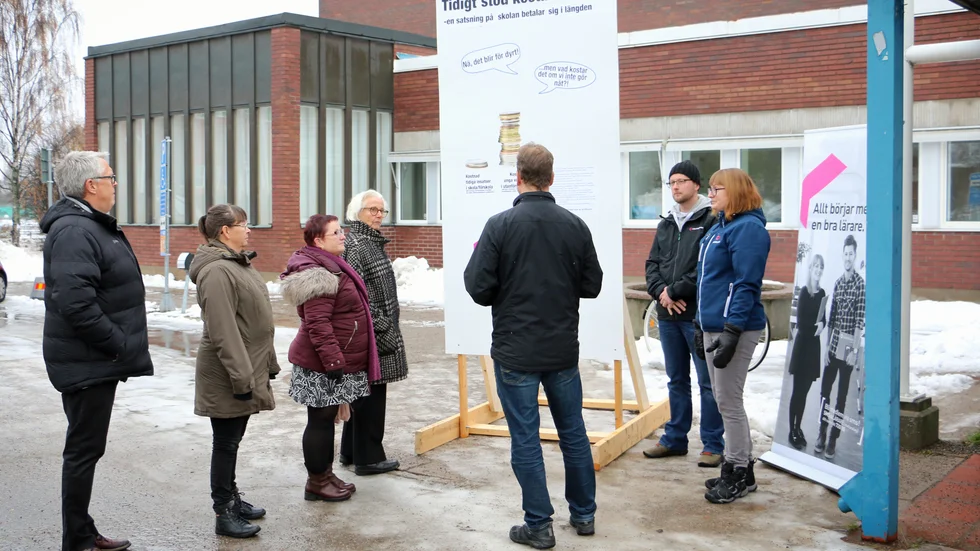 S-politikerna Lars Granberg, Marianne Hedkvist, Lena Vikberg och Maj-Britt Lindström var några av dem som stannade till för att lyssna till Lärarförbundets synpunkter.
