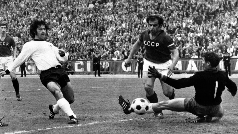 Den västtyske målsprutan Gerd Müller, kallad der Bomber, gör mål på Ryssland 1972.