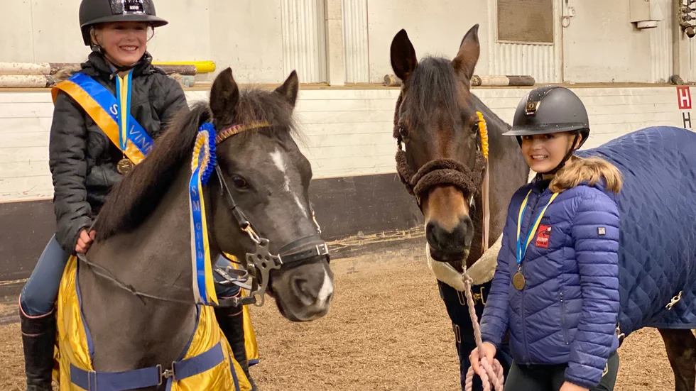 Systrarna med SM-medaljerna och sina ponnyer. Melody Ohlinger sitter på Mr Fox, medan Willia Ohlinger Axelsson står bredvid C-ponnyn Törnrosa.