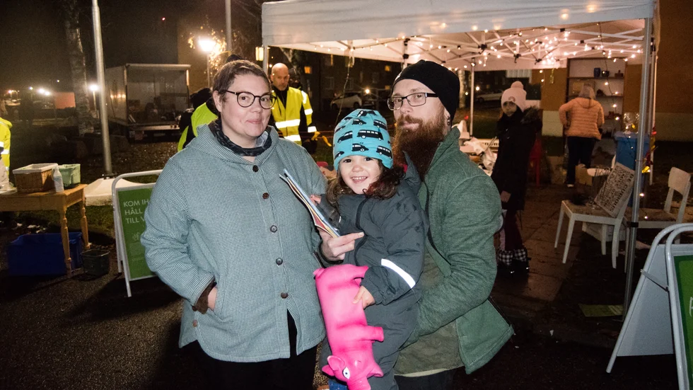 Raimond, Sofia och Mira Stokki passade på att lämna lite grejer de inte behövde längre. De fyndade också några barnböcker och en leksaksgris.
