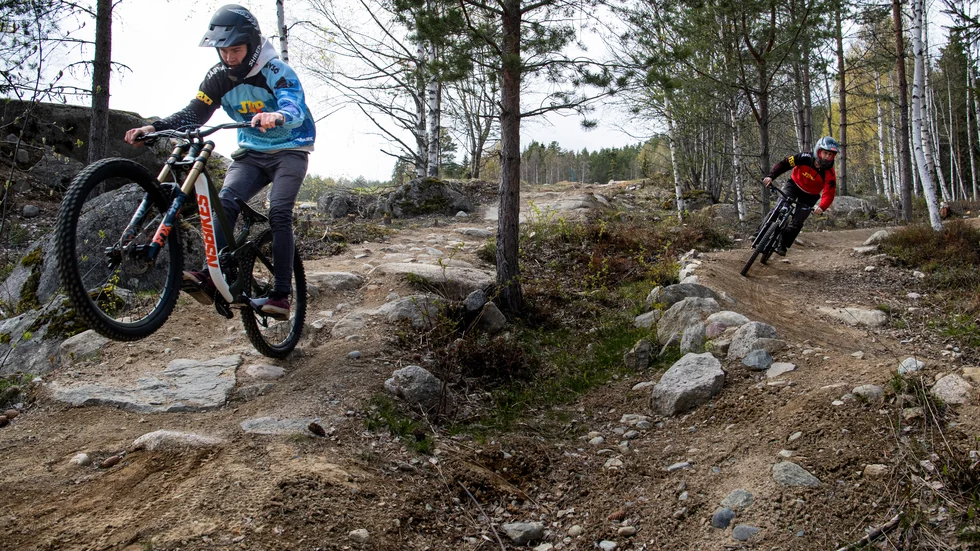Med ideella krafter anlades en downhill-led vid Tolvmannabacken för två år sedan. Nu jublar gruppen över tisdagens försäljningsbesked.