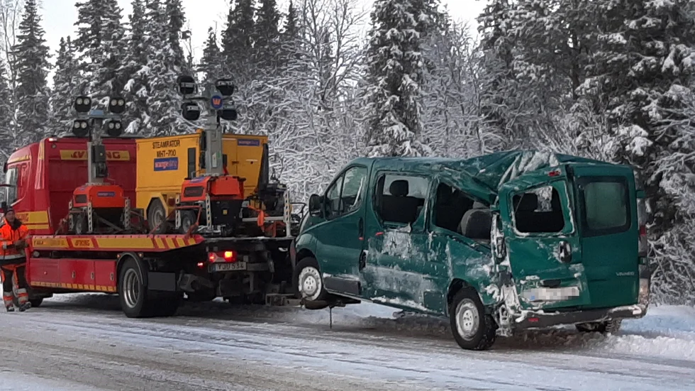 Minibussen där de sju personerna hade färdats knycklades till ordentligt av kollisionen.