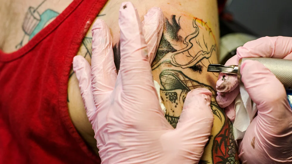 Att sköta hygienen är viktigt för tatuerare. Annars kan det finnas en risk för att sprida blodsmitta.