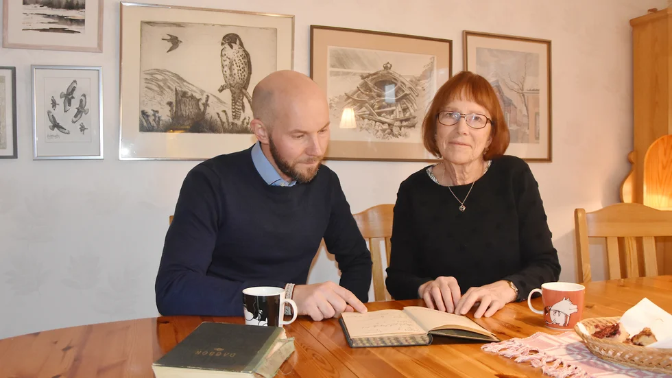 Claes Nordmark och hans mamma Christina Nordmark läser dagböckerna.