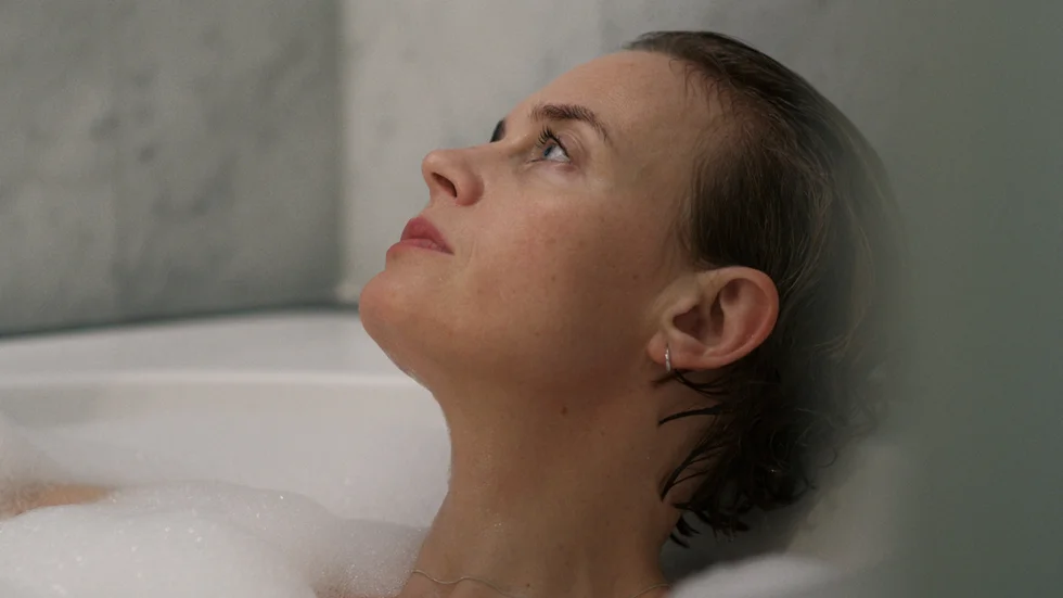 Matilda (Josephine Bornebusch) åker till Madrid på konferens, mitt under pandemin i "Orca". Pressbild.