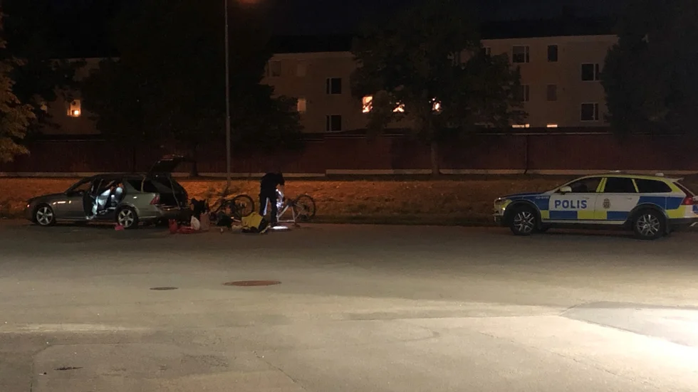 Polisen kontrollerar cyklarna som fanns i bilen.