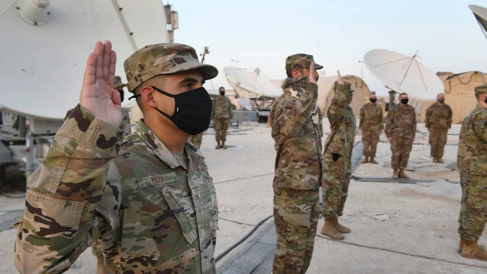 Soldater i USA:s rymdkår svärs in på flygbasen al-Udeid i Qatar.