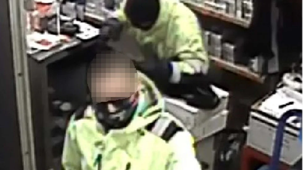 42-åringen i förgrunden var maskerad med solglasögon och halsduk för munnen vid rånet mot ABC-butiken. Han är dömd för ytterligare två rån.