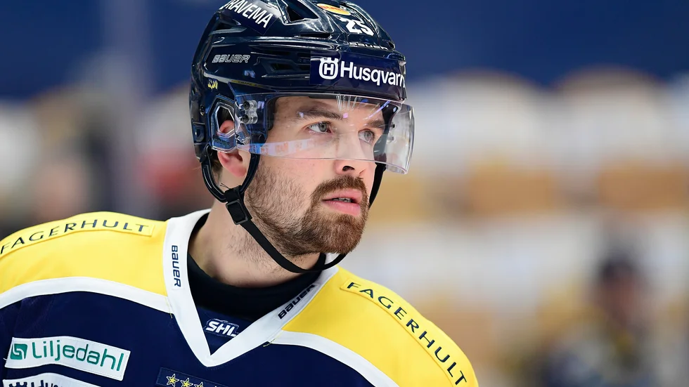 Axel Holmström missade SHL-premiären mot Frölunda. En knäskada gäckar 24-åringen från Moskosel. "Men det är inget allvarligt bakslag", säger han. (Arkivbild)