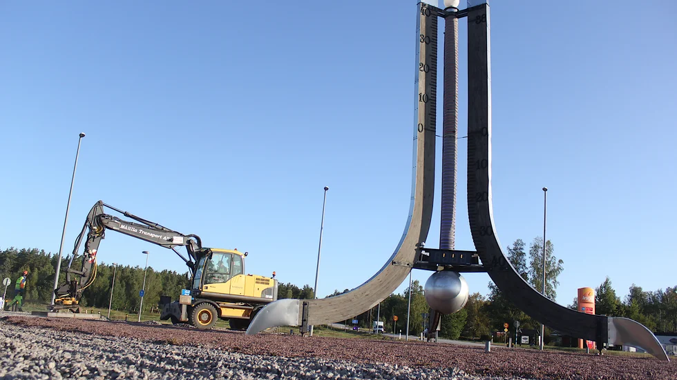 Djupa hjulspår vittnar om att buskörning förekommit i Målillarondellen. Det uppges vara en av två anledningar till att sedummattan gått sönder. Nu byts den ut.