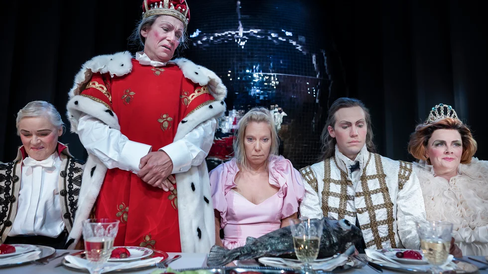 "Den fula prinsessan Yvonne och hennes molokna tystnad, blir kraftfull" tycker vår recensent om "Yvonne, Prinsessa av Burgund". Här Stina von Sydow, Richard Turpin, Ann-Sofie Andersson Kern, Maurits Elvingsson och Marika Strand.