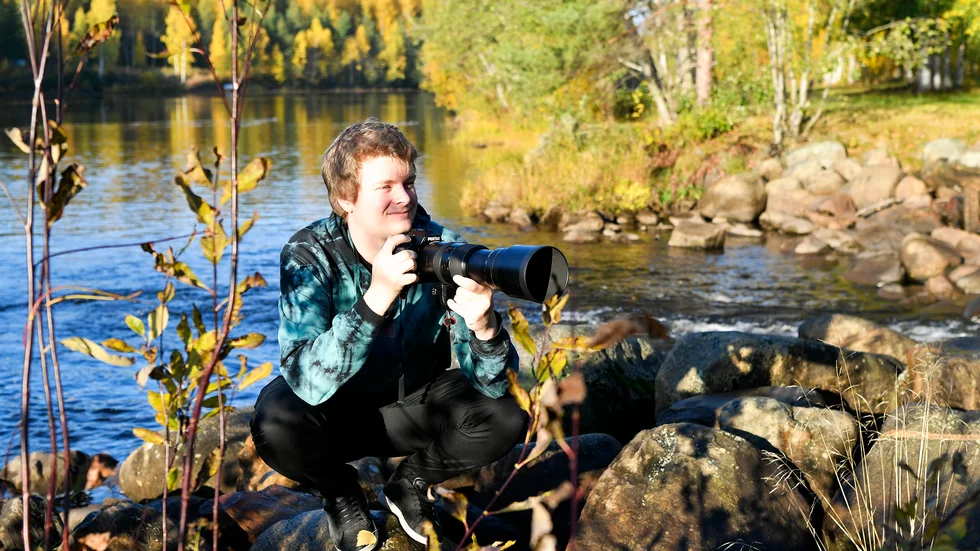  Linus vistas många timmar i skogen för att fotografera och just den här kvällen och natten skulle han tillbringa på Vithatten. Vinnarbilden togs exakt klockan 20.20 på midsommaraftonen. ”Efter att jag hamnade så nära en björn så har jag köpt ett överfallslarm”, säger Linus Lindblom.