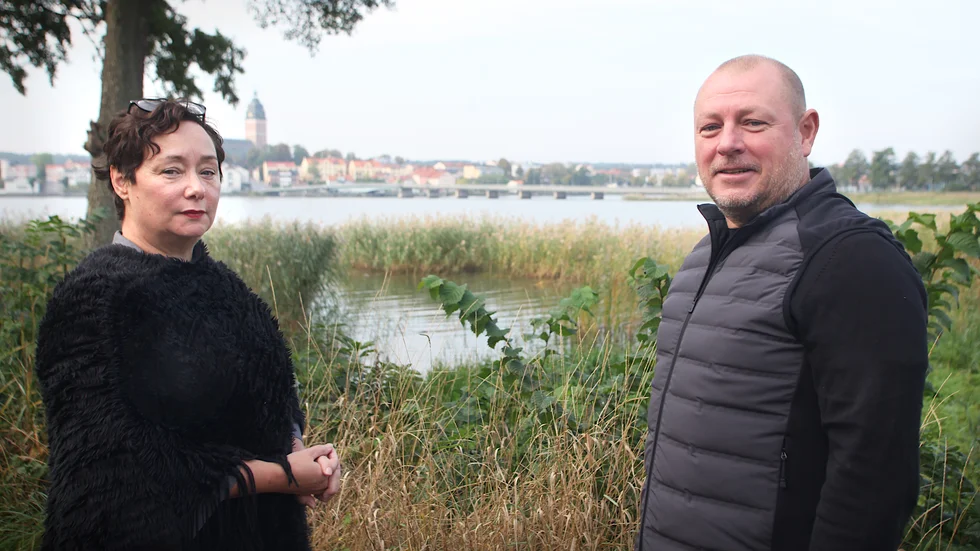 Både Beatrice Nordebrink och Mattias Karldén som bor på Tosterön vill gärna se att strandkanten röjs upp och förskönas.