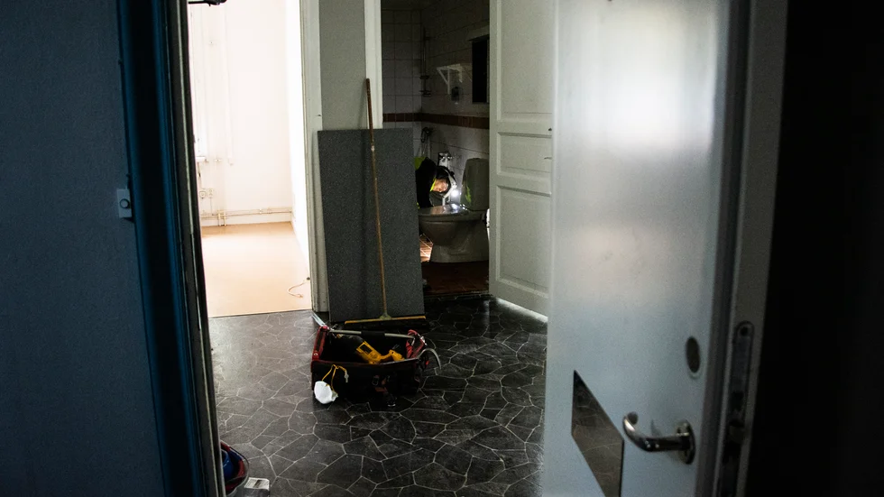 Samuel Stridsman var först på plats när nedmonteringen av fastigheten Gersen 2 startade på torsdagsmorgonen. Här handlar det om återbruk av en toalettstol.