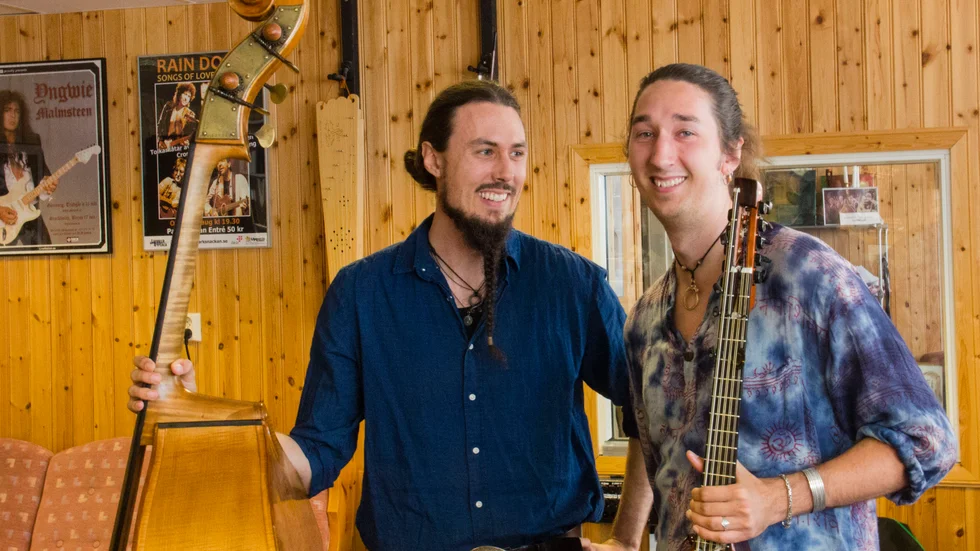 Bröderna Daniel och Gabbi Dluzewski ingår i folkmusikbandet Fränder som snart ska ut på Upplandsturné.