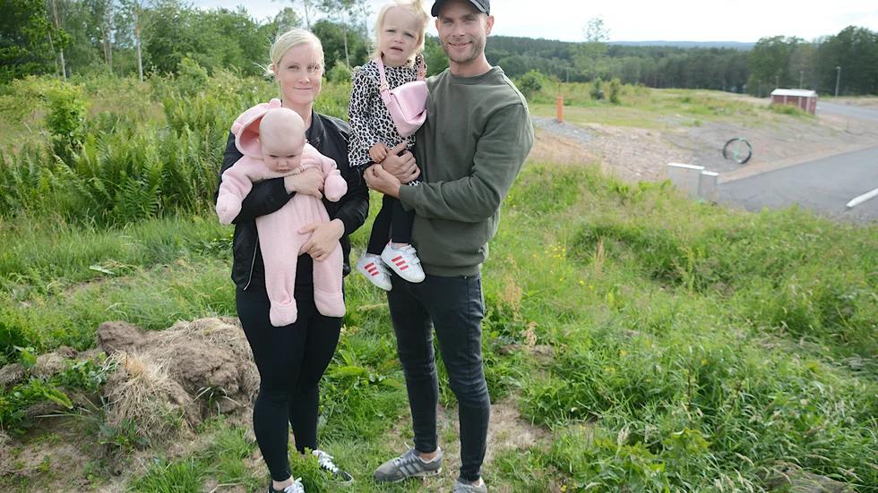 Här står de på tomten de väntat sålänge på och som nu är deras. Amanda Karlsson och Oliver Gunnarsson med barnen Mila, 2 och Lia fem månader ska slå ner sina bopålar på en av de nya tomterna i Nosshult.