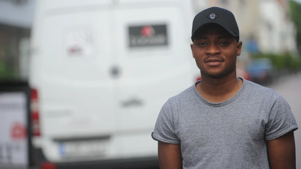 
Enoch Adu som spelar för nuvarande i Nyköpings BIS. Han berättar om uppväxten i Ghana och hans kärlek till fotbollen.