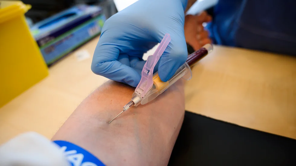 Ett positivt antikroppstest visar att man har haft covid-19 och innebär "sannolikt ett visst skydd mot sjukdomen, men vi vet inte hur starkt och långvarigt", skriver Region Sörmland på sin hemsida.