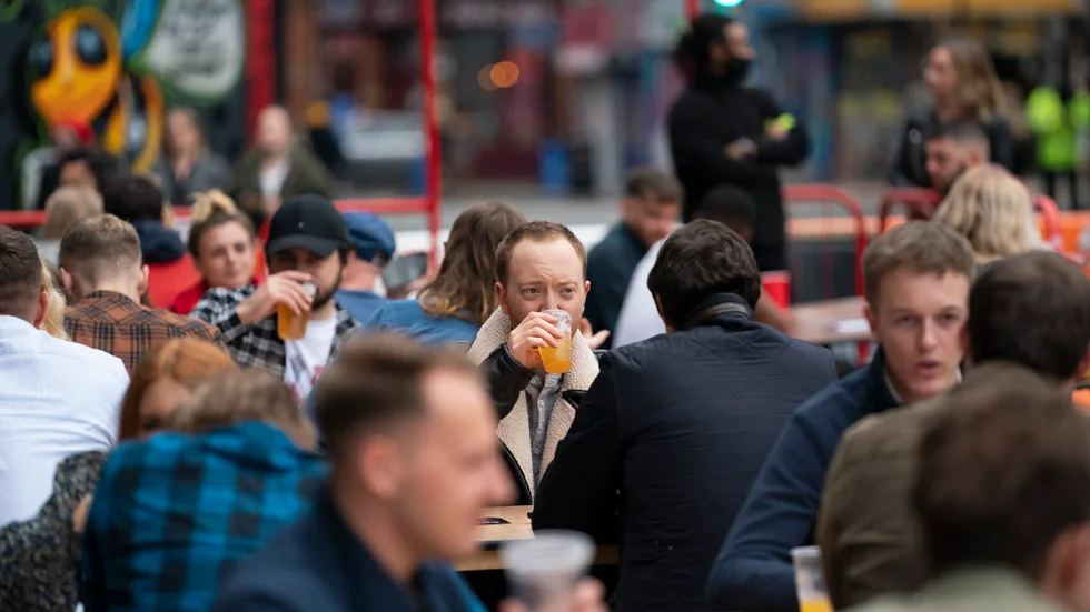 En bar i Manchester i England som fick öppna igen på lördagen.