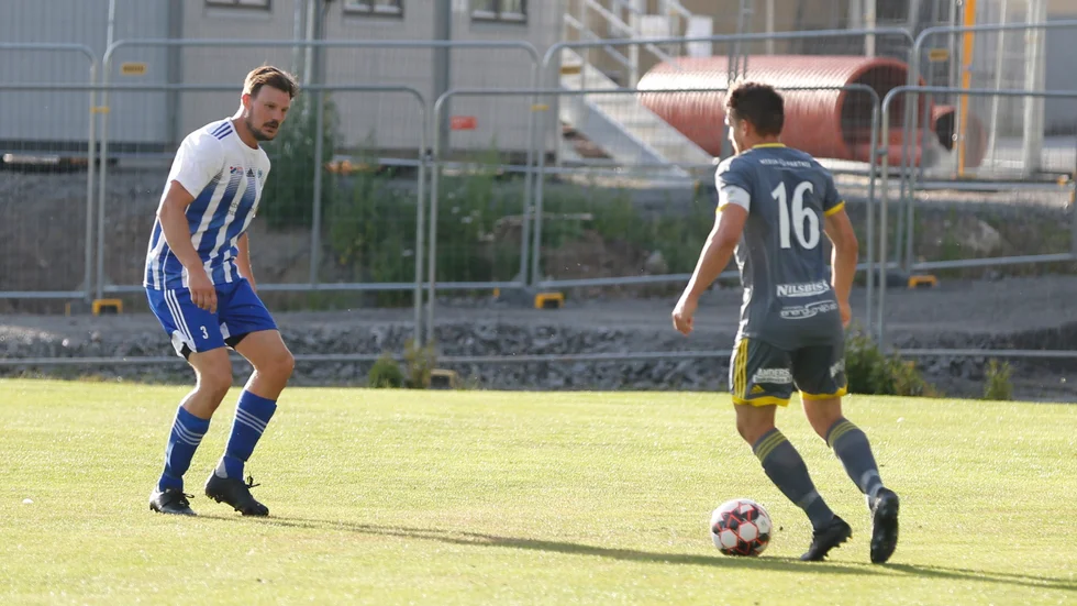 IFK:s Niclas Andersson försöker sätta stopp för Vimmerbys Markus Ahls framfart.