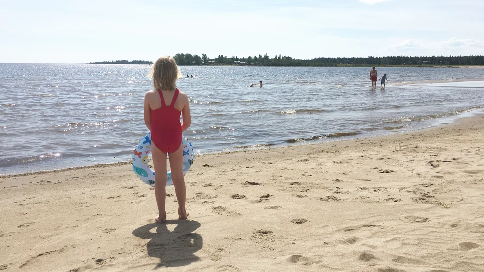 Vattnet kan bli varmare framöver på grund av klimatförändringarna, algblomning kan gynnas och havet kan bli mindre salt. Bilden är tagen på Storsand vid Bjuröklubb en av de varma dagarna i sommar.