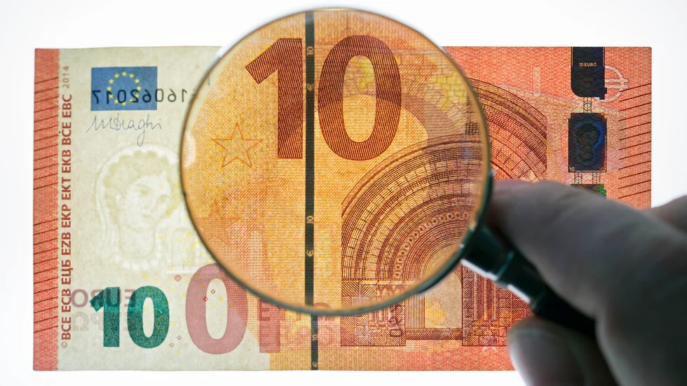 En tioeurosedel under lupp i Tyskland. Arkivbild.