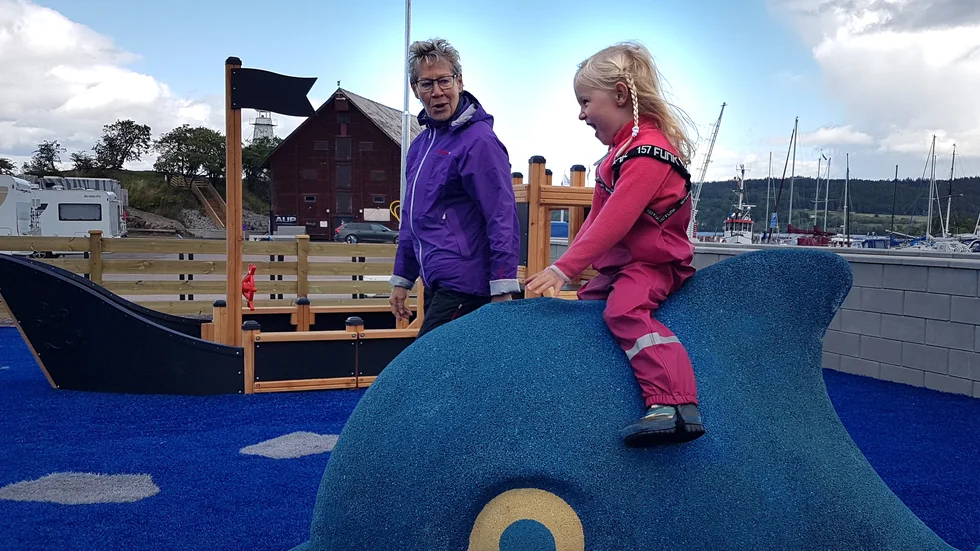 Fyraåriga Alice Kellander Löwenadler på besök hos mormor Gunnel i Hästholmen gillar den nya lekplatsen i hamnen med klätterskepp och delfin.