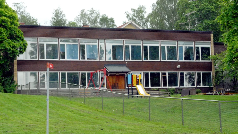 Förskolan i Sjösa ligger på samma område som Sjösa skola. I dag finns den utspridd i tre hus på skolområdet.