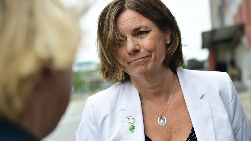 MP:s språkrör Isabella Lövin i ett gårdagens många försök att subtilt informera S om att en regeringskris är på gång.