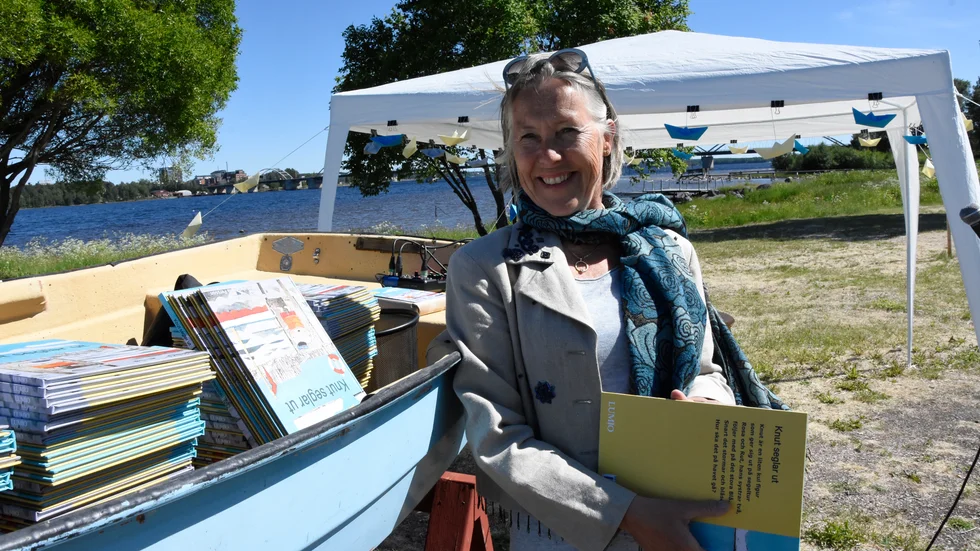 Boksläppet av Elisabet Linna Perssons bilderbok "Knut seglar ut" skedde vid före detta färjelägret i gamla Bergnäset vid Luleälven. En av flera bilderböcker som detta år ges ut på Lumio förlag.