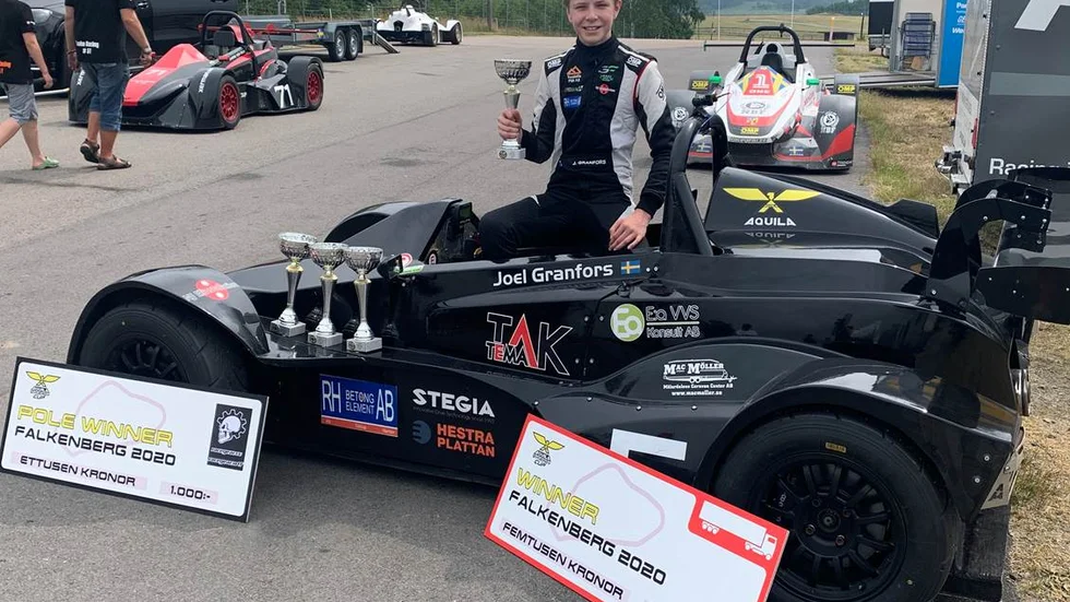 Kartinglöftet Joel Granfors hade förstås all anledning att ha mungiporna uppåt efter helgens insats i Falkenberg. 15 år till trots – han har redan hunnit med SM, EM, VM och proffskörning i Italien.