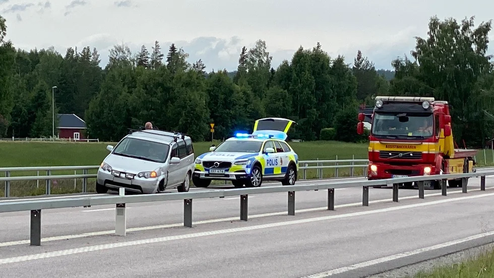 Bilen tappade ett däck i samband med kollisionen med mitträcket.