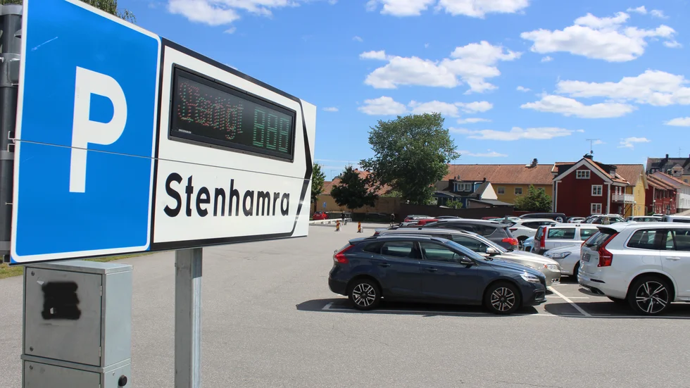 I och med de nya större parkeringsrutorna försvann mellan sju och åtta parkeringsplatser. En bostadsrättsförening hyr sedan tidigare 18 platser och har nu fått separat infart till dem.