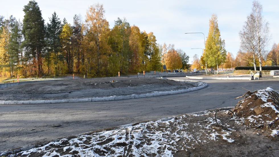 Skråmträskvägens nya rondell. Åt höger ska man svänga till centrumbron. 