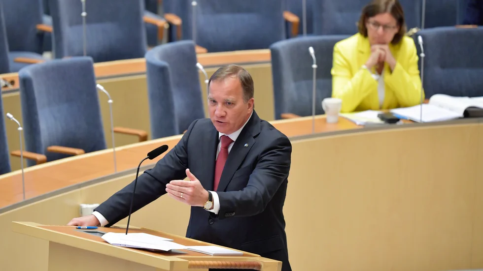 Börjar vi se en politsk distansiering, där Stefan Löfven (S) vänder ryggen åt regeringspartnern, här representerad av Isabella Lövin (Mp)?