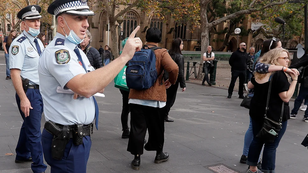 Australiska poliser räknar demonstranter vid ett möte i Sydney, som ligger i delstaten New South Wales. Arkivbild.