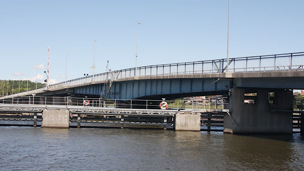 Med tanke på Tosteröbrons ålder, dess underhållsbehov och den rådande trafiksituationen över bron så ser vi ett stort behov av framförhållning. Skriver Björn Karlsson, 
Linda Hefvelin SD Strängnäs.