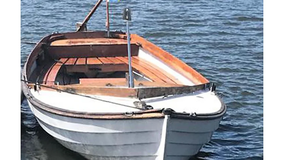 Polisen vill komma i kontakt med personer som sett en mindre bohusjolle i skärgården i området kring Karlskrona under morgonen den 26 juli mellan klockan 06.30 och 15.00.