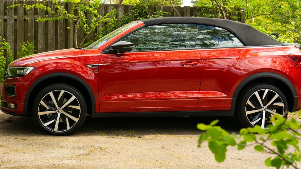 Cabrioleten T-Roc saknar något väsentligt: Volkswagens nya mildhybridteknik. Men störtbågen fälls automatiskt upp vid en olycka.
