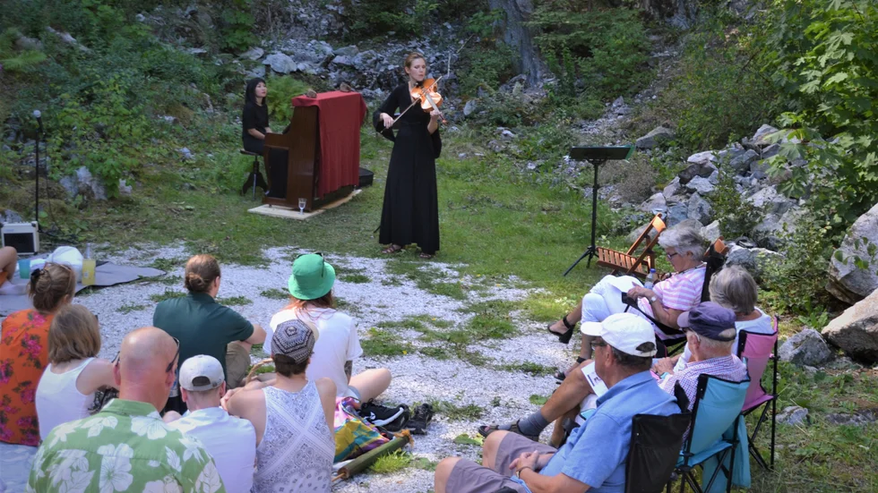 Pianisten Ying-Hsiu Chen och violinisten Lidija Radmilac uppträder inför en publik av coronaanpassad storlek. Trion träffades på Kungliga Musikhögskolan i fjol och spelar tre konserter i sommar.