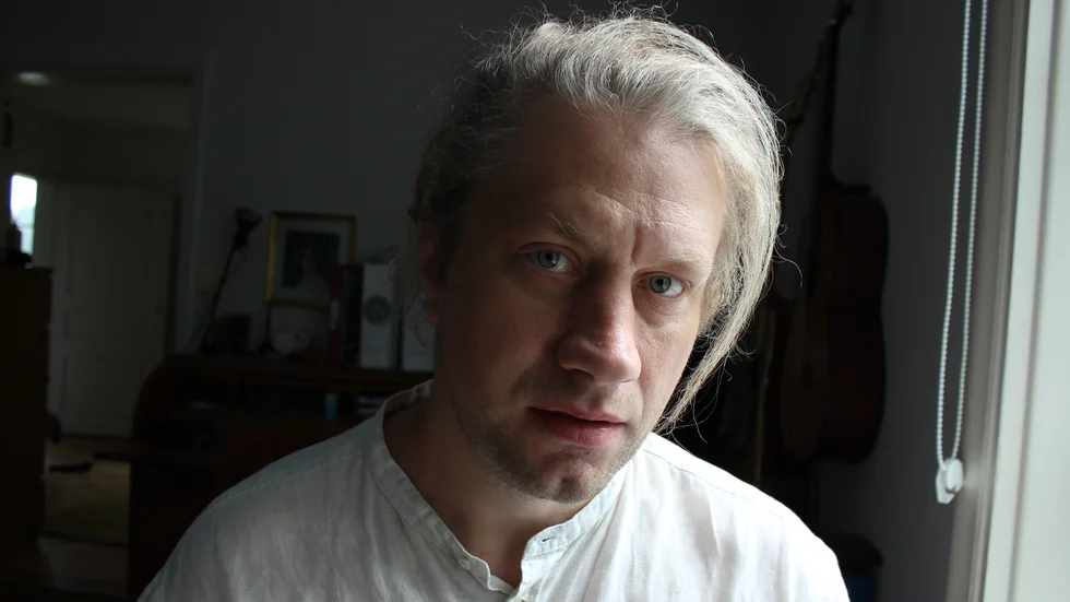 Musikern Johan Kammargården gör stillsam vispop om relationer hemma i huset utanför Gnesta. Artistnamnet är Räven och han är även medlem i det kända reggaebandet Svenska Akademien.