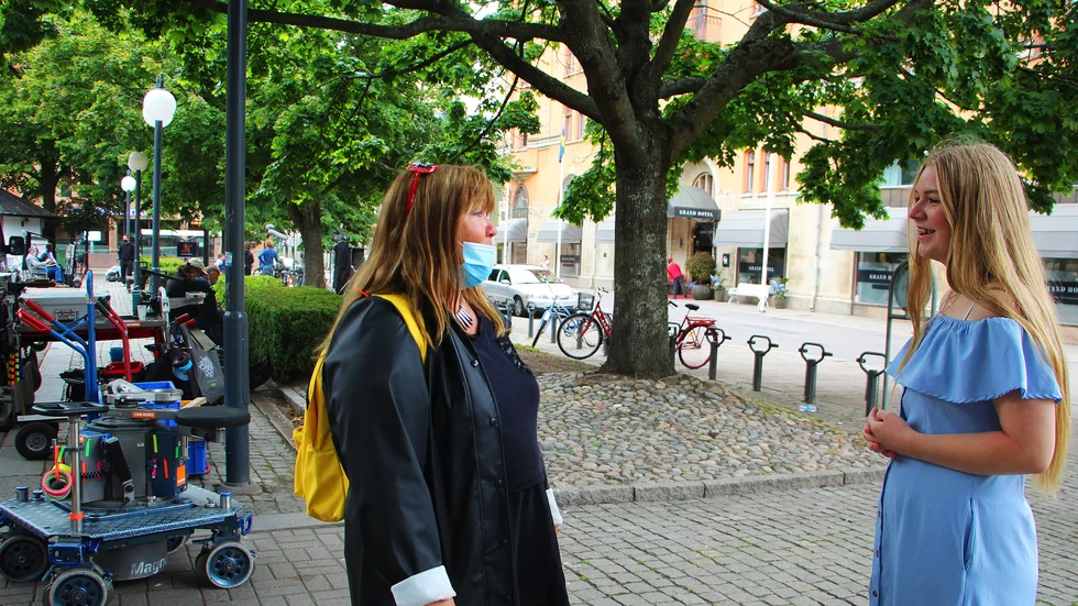 Carina Perenkrantz har hand om statisterna i de nya Inga Lindström-filmerna. Jessie Olsen (till höger) gör sin första statistroll och får lite tips på vägen.