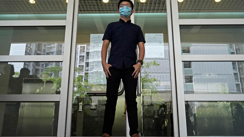 Joshua Wong. Bilden är tagen då han häromveckan ansökte om att få ställa upp i det stundande Hongkong-valet.