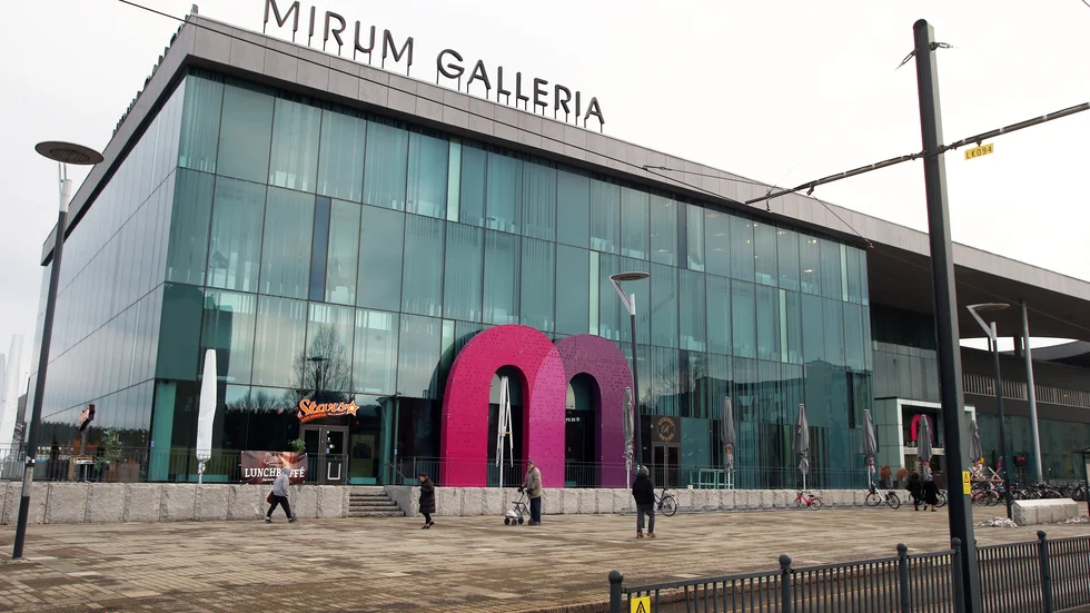 Praktikanten ramlade i rulltrappan på Mirum galleria. Han får nu ersättning av staten.
