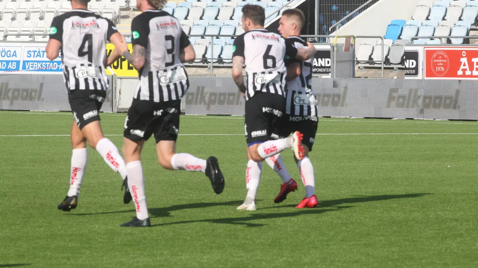 Jonatan Gren (12) firar sitt första mål i division 1. 
