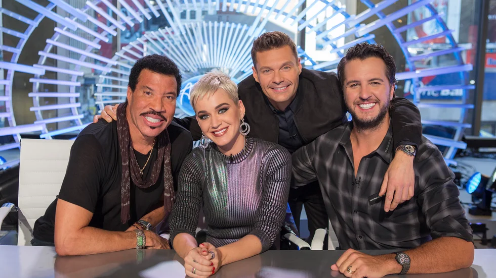 "American idol"-juryn Lionel Richie, Katy Perry och Luke Bryan hålls om av programledaren Ryan Seacrest. Arkivbild.
