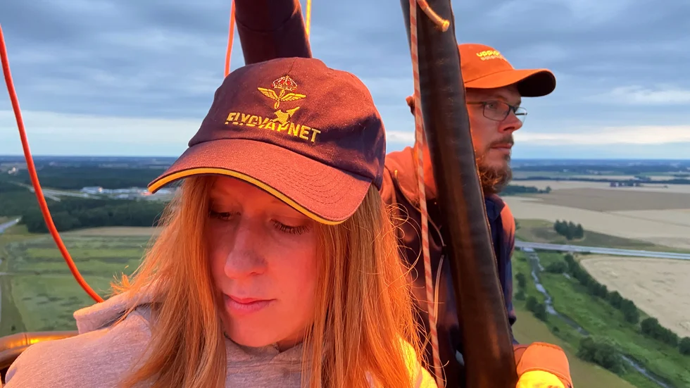 När luftballongen ska stiga rejält, eldar Kjell Abrahamsson på med gasolbrännaren som sprider ett värmande eldsken över alla resenärer. Julia Brinkeback trotsar sin flygrädsla i korgen.     