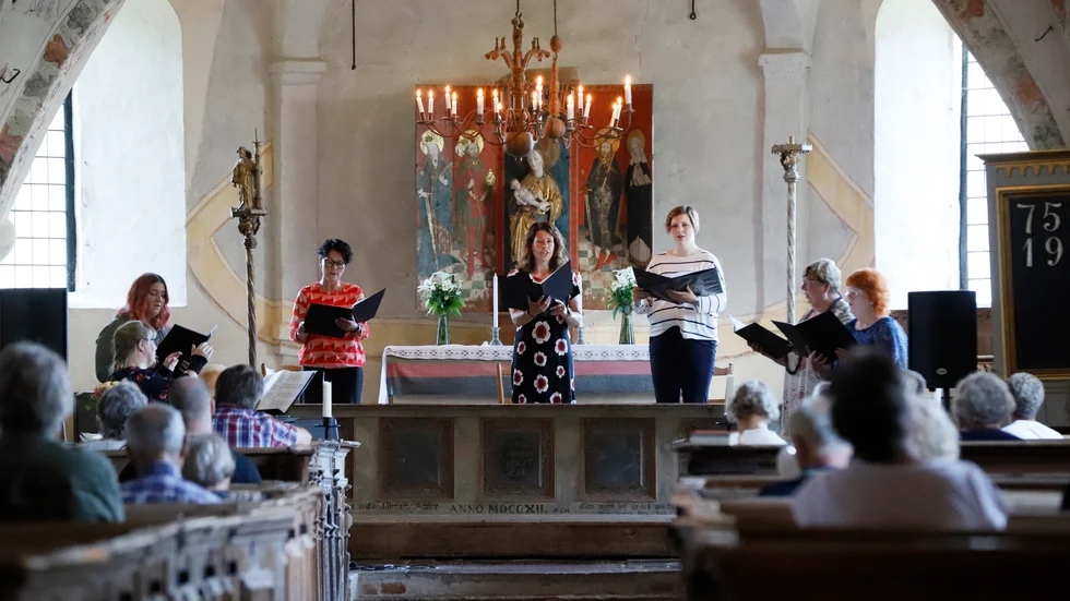 Delar av Damkören framträdde i S:ta Maria kyrka, från vänster Sara Nilsson, Annika Wiggander, Marie Helin,  Martina Jonsson, Inger Muda och Anna Bergström.